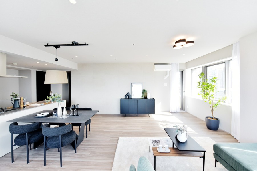 南・西の二面採光で明るく開放的なLDKです。シンプルながらもスタイリッシュな内装ですので、インテリア選びも楽しめます。二重床・二重天井構造で、メンテナンスやリフォームがしやすい構造です。