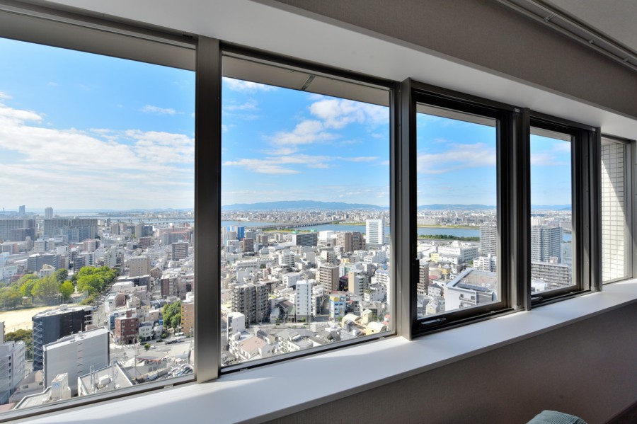 リビングに入ると窓一面に広がる大きな空と大阪の街並み、淀川の流れを感じることができます。お昼の景色はもちろん、夜景も美しく、人々の暮らしの暖かさを感じながらゆったりと過ごすことができます。