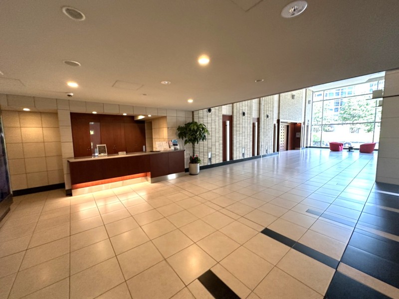 平成19年建築、共用施設充実の大規模タワーレジデンスです。ブライトサロン、オーナーズスイート、フィットネスサロン、コミュニティサロン、オーナーズサロン(一部有料)などを備えております。