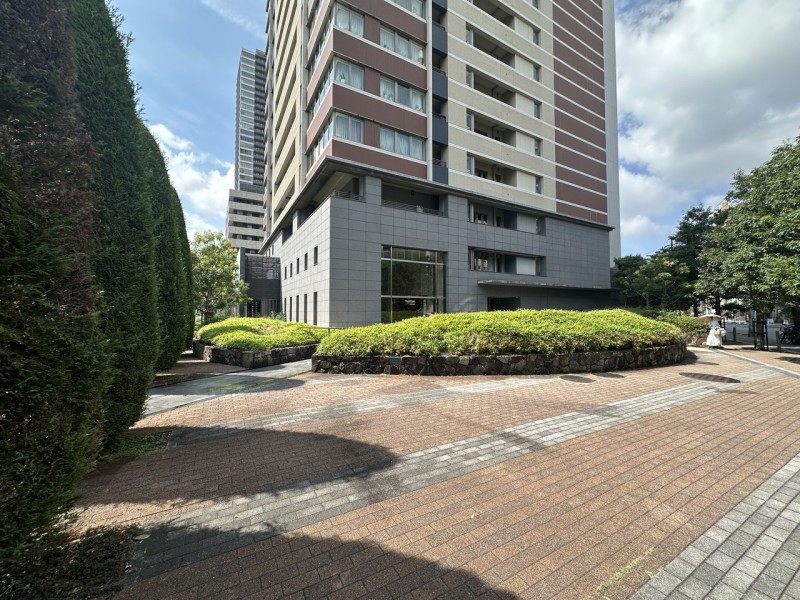 美しく整えられた植栽と水盤が住まう人々やゲストを気持ちよく迎え入れてくれます。ペット2頭まで飼育可能、ペット足洗い場を備えていますので、お散歩後にすぐに足を洗えますので、清潔に保てます。