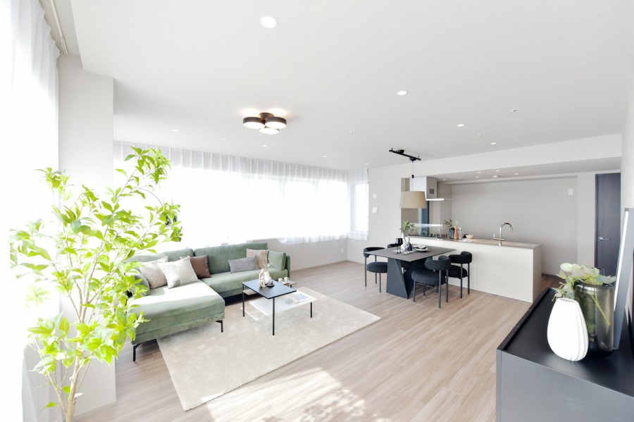 28階部分の南西角住戸につき、陽当たり・眺望良好です。大阪の夜を彩るなにわ淀川花火大会を特等席からご覧いただけます。LDKは約25.4帖のゆったりとした空間で床暖房完備です。