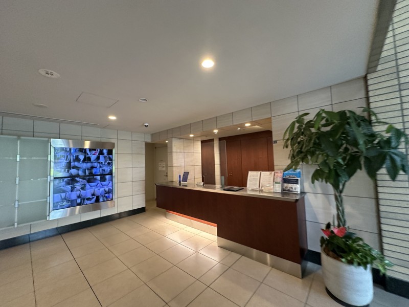 24時間有人管理、セキュリティも充実しており、安心して生活できます。免震構造を採用しており、地震の揺れを3分の1程度まで低減してくれるため、高層タワーでの安心した暮らしを守ります。