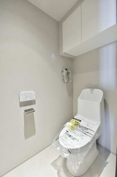 TOTO製ウォシュレット一体型トイレ新規交換済みです、毎日のお手入れが楽に行える、お掃除しやすい機能や汚れが付きにくい素材を使用しておりますので、いつも清潔な空間を保てます。