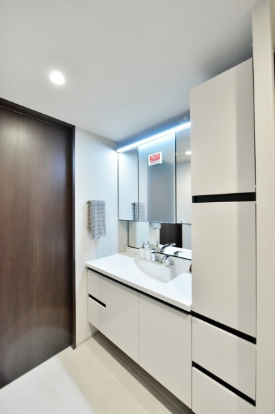 入浴後のプライベートな時間、朝の慌ただしい時間も穏やかに過ごせるパウダールームです。三面鏡裏やサイドキャビネットなど収納が充実していますので、小物類やリネン類もたっぷり収納できます。