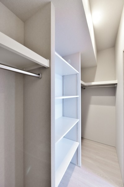 洋室にはハンガーパイプに枕棚を設置したウォークインクローゼットを設置しました。かさばりがちなアウターから小物類、アウトドア用品や旅行用品などたっぷりと収納できる機能的な収納です。