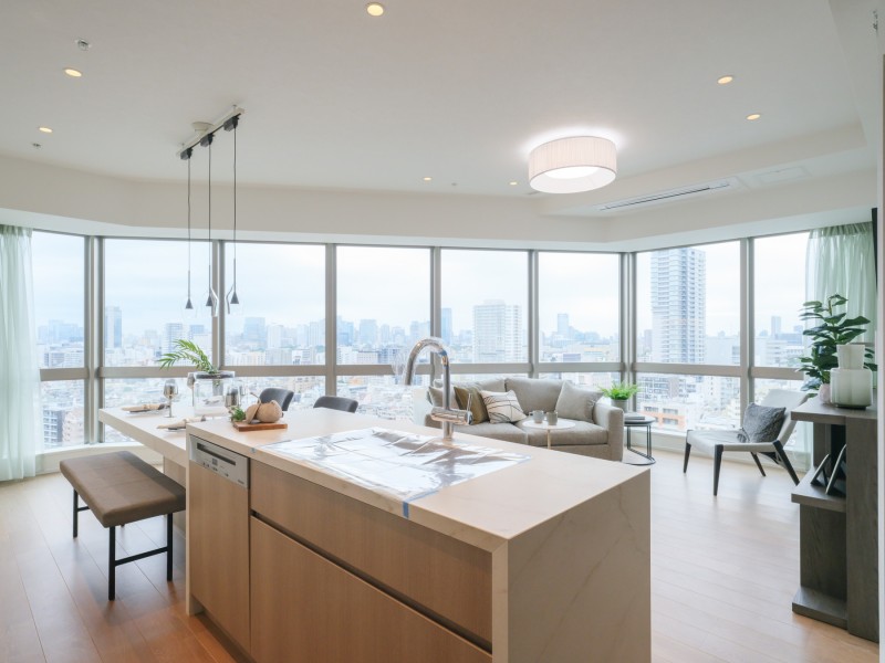 約19.4帖の広さを誇るLDKには伸びやかな眺めを一望できるダイレクトウィンドウがございます。心地よい陽光を存分に感じながら、大切な日常をより豊かに、快適にお過ごしいただけます。