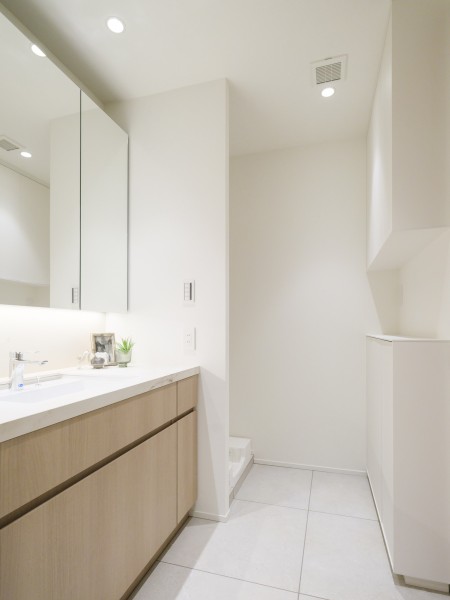 ホワイト×ベージュカラーの洗面室はホテルライクな空間に仕上げました。リネン庫も備え付きなので、細々したものが多くなる洗面室もすっきり保てそうです。