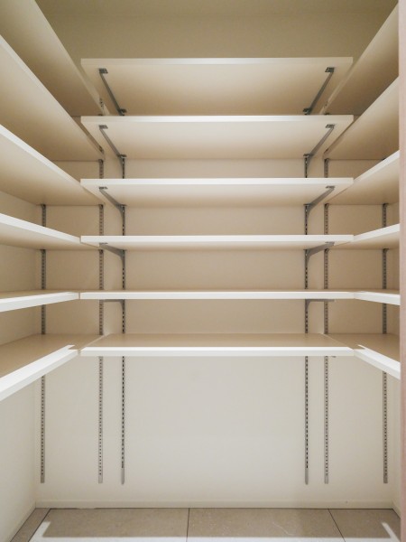 シューズインクローゼットです。可動式の棚で、お好きな様にカスタマイズができる嬉しい仕様となっております。