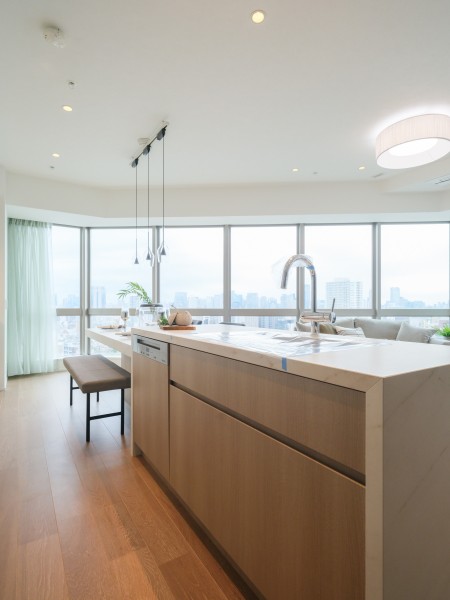 田中工藝製のオリジナルシステムキッチンを採用しました。シンクとコンロを分けたⅡ列型のレイアウトで、デザイン性と機能性を兼ね備え、快適に作業できます。