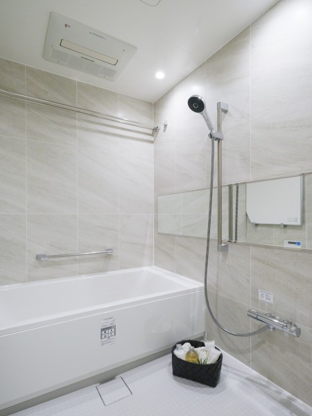 バスルームは淡く優しいカラーでまとめ、心やすらぐ空間に仕上げました。1620サイズの浴室で、半身浴や入浴剤など、ゆったりとしたバスタイムをお楽しみいただけます。