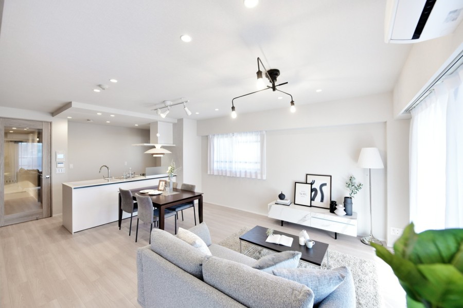 南・東の二面採光で一日を通して明るい光が差し込むLDKは約16.7帖の広さがあります。シンプルで飽きのこない内装ですので、お好みのインテリアで家族団らんの空間を演出できます。