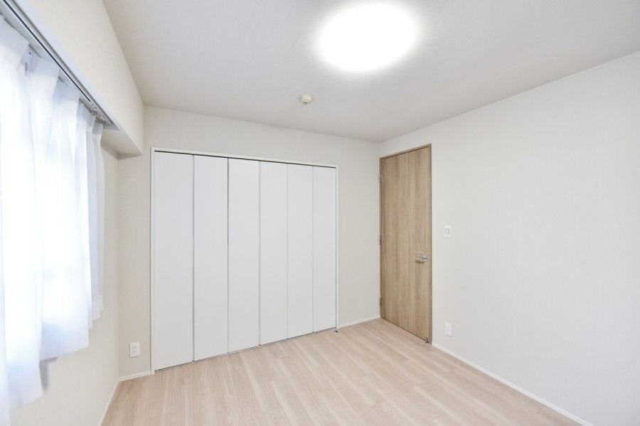 二面採光で明るい光が差し込む洋室2(約6.0帖)です。大容量のクローゼットを備えていますので、居室を広々と使用できます。シンプルな内装なので、インテリアや小物でお好みの空間を演出できます。