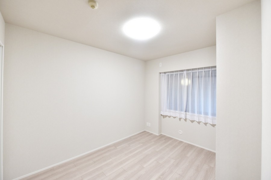 洋室3(約5.3帖)は静かに自分の時間や趣味、仕事や課題に集中できるプライベートスペースです。全ての居室にクローゼットを備えていますので、衣類なども収納しやすくなっています。