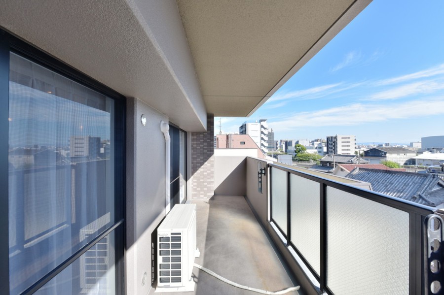 南向きのバルコニーからは一日を通して明るい陽射しと風をお部屋の中に取り入れてくれます。ご家族の笑顔も増える、あたたかな光につつまれる南東角住戸です。