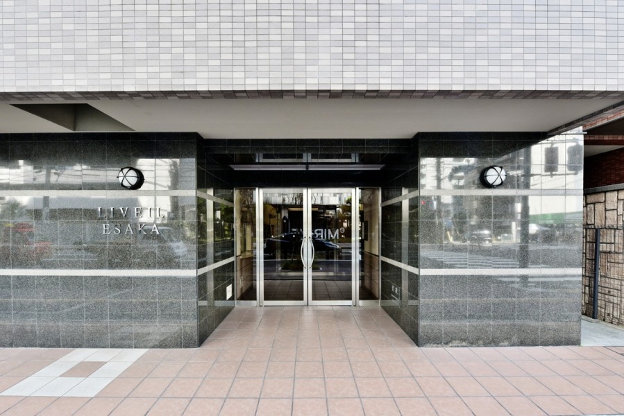 平成10年建築、総戸数40戸のマンションです。犬猫1匹までペット飼育可能です。江坂公園まで徒歩7分、公園内には行列が出来るカフェがあり休日の散策も楽しめます。