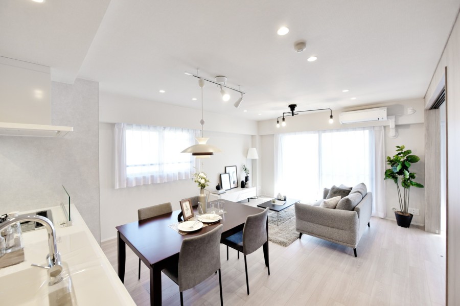 南側のバルコニーに面した開放的な約16.7帖のLDKです。リビング横には約6.2帖の洋室があり、大きく扉を開放することができるので、家族構成やライフスタイルに合わせて機能的に使用可能です。