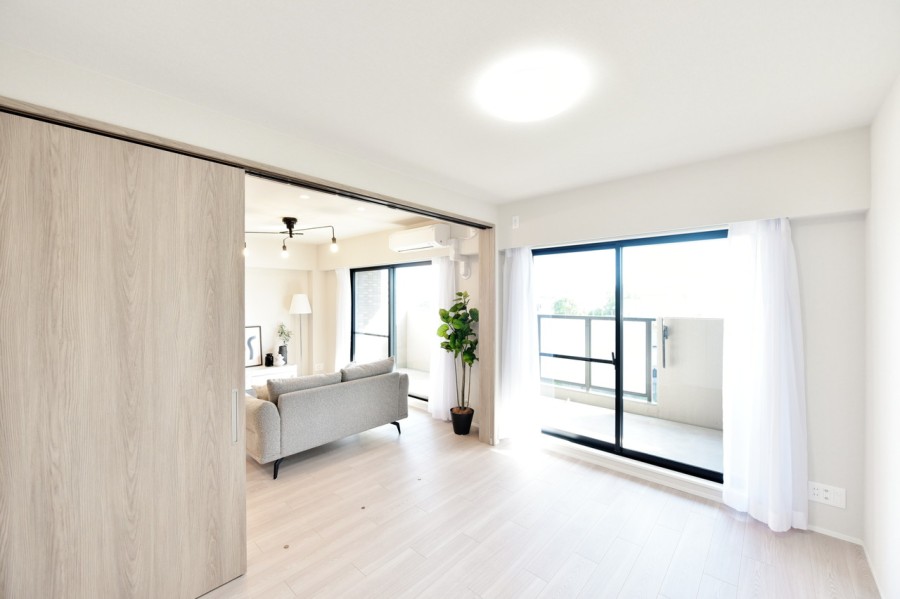 リビングに面した洋室1(約6.2帖)は、南側のバルコニーに面しており一日を通して明るい陽射しがさしこむ開放的な空間です。扉を開放して拡張リビングとしても使用できるフレキシブルなお部屋です。