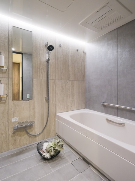 質感と色合いから洗練された雰囲気が漂うバスルームです。都会の喧騒や日々の疲れを忘れて、1620サイズの伸びやかな空間で心地よいバスタイムを満喫いただけます。