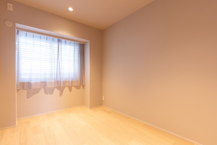 洋室2は約5.0帖の広さがあり、リビングから一番遠くプライベート性が高いお部屋です。のびのびと感じ、落ち着いた時間をお過ごしいただけます。