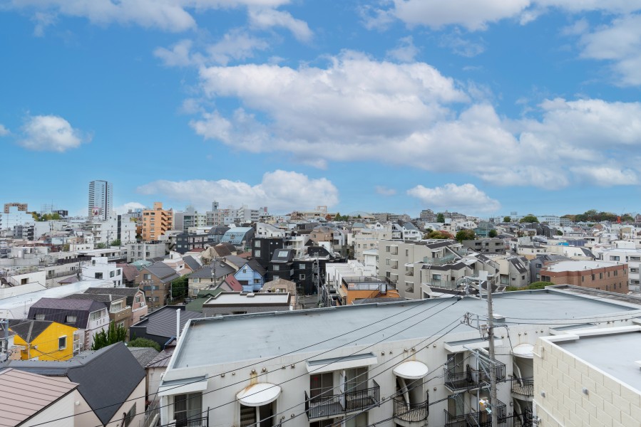 季節の移り変わりを感じることができる空と遠くの景色を見渡せる伸びやかな眺望をお楽しみいただけます。都会の喧騒を忘れ、リラックスできる空間です。一息つきたい時にぴったりです。