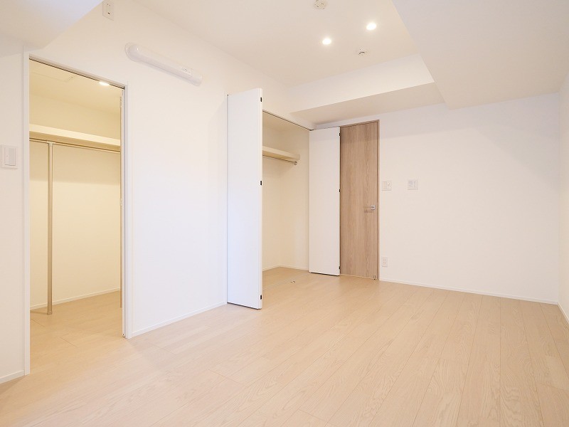 洋室1にはウォークインクローゼットとクローゼットがあり、オフシーズンのアウターや季節物の寝具などを収納することができます。