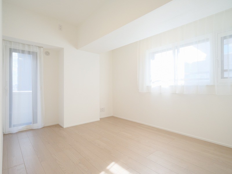 洋室2は約6.7帖の広さがあり、穏やかな時間が流れる空間です。気分転換や日向ぼっこをしたい時には、バルコニーへ出ることができます。