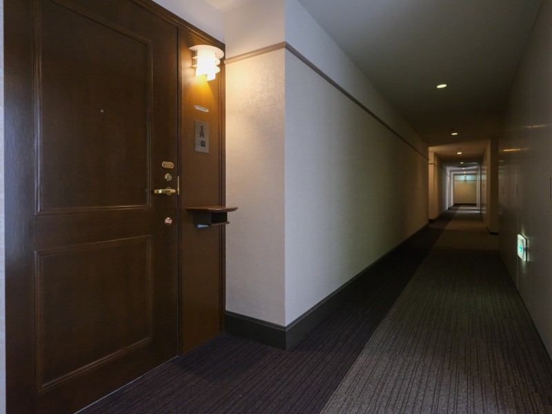 ダークブラウンカラーの扉が印象的な共用部は趣のある空間です。各階にダストステーションがあり、ゴミ出しが便利な嬉しい設備です。