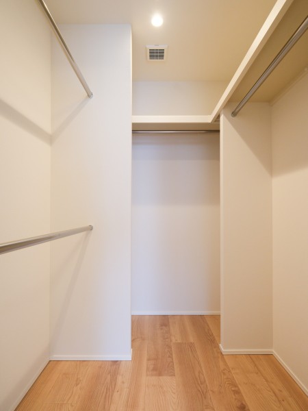 洋室1にはウォークインクローゼットがあります。ハンガーパイプがたくさんあり、しわを付けずに収納することができます。かさばるアウターや季節物の寝具などを収納して、居室を広くお使いいただけます。