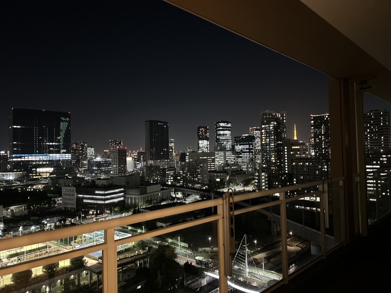 夜へと移り変わった眺望の様子です。ライトアップされた東京タワーや煌めくビル群を堪能できる夜景は、無機質な時間をぬぐい、凛とした時間をもたらしてくれます。