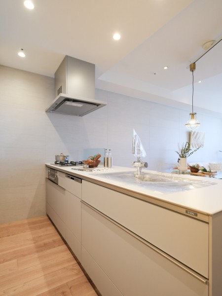 淡い色調が美しいシステムキッチンを採用いたしました。ゆとりがあるキッチンのため、ご家族やお友達と並んでお料理を楽しむことができます。