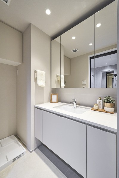 スタイリッシュな洗面室には田中工藝製の洗面化粧台を設置いたしました。三面鏡裏や足元の収納など使いやすさも兼ね備えています。