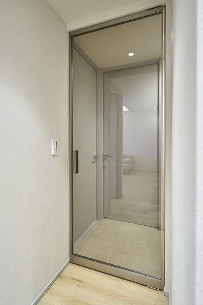 LDKに続く扉はコンフォート製のRaikiを採用いたしました。極限まで無駄をそぎ落とした細くシャープなフレームと高いデザイン性がお部屋の雰囲気と調和しております。