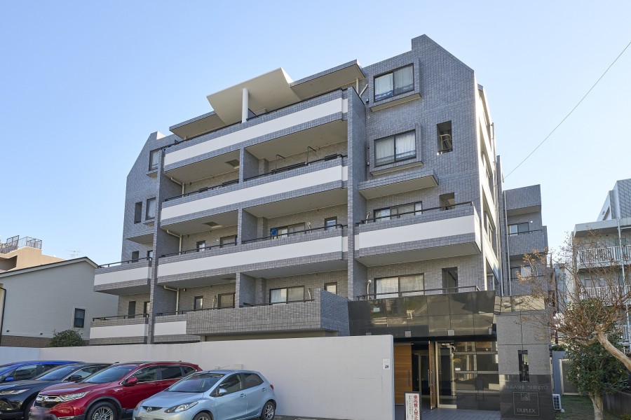 落ち着いた色調で整えられた外観はスタイリッシュな印象を演出しております。渋谷・横浜・自由が丘に快適なアクセスなので、通勤や通学に便利で、休日のお出かけも充実させることができます。
