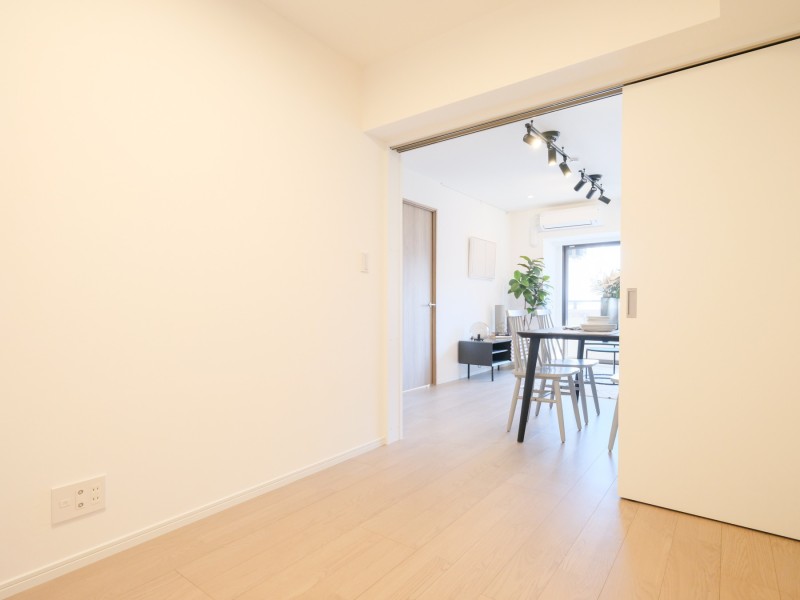 洋室2の扉は引き戸となっており、開放してお使いいただいたり、集中したい時は扉を閉めて利用することもできます。フレキシブルにご利用できるお部屋です。