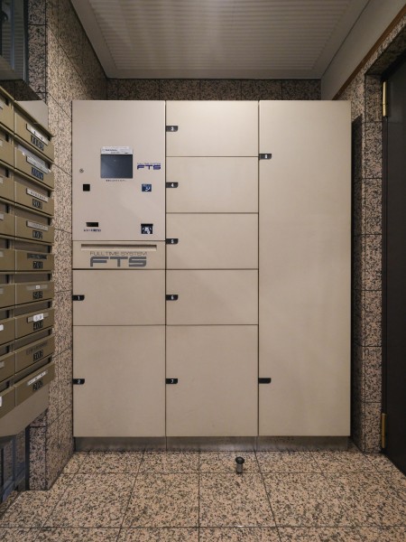 ◆宅配ボックス◆24時間いつでも荷物受け取りが可能。プライベートの時間を邪魔されず、配達時間も気にせず過ごすことができる便利な設備です。