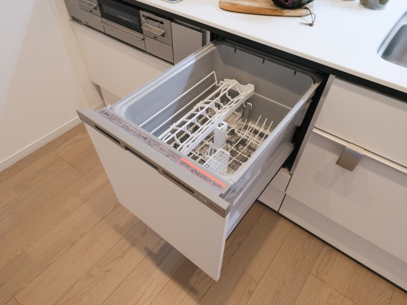 ◆食器洗浄機◆家事の時間を短縮できる優れもの。さらに節水・節約を同時に行うことができるので、人気があり重宝します。