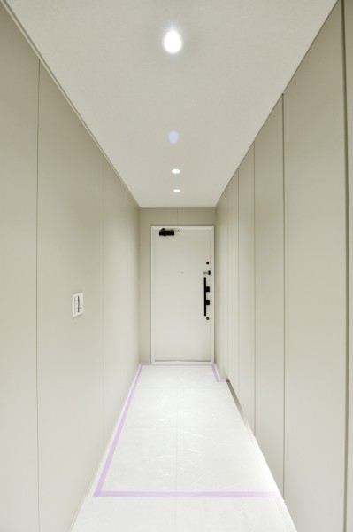 フットライトが優しく足元を照らし、ホワイトで統一された内装は清潔感あふれ、家族やゲストを気持ちよく迎え入れてくれます。人感センサーライトを設置、手がふさがっている時でも自動点灯で安心です。