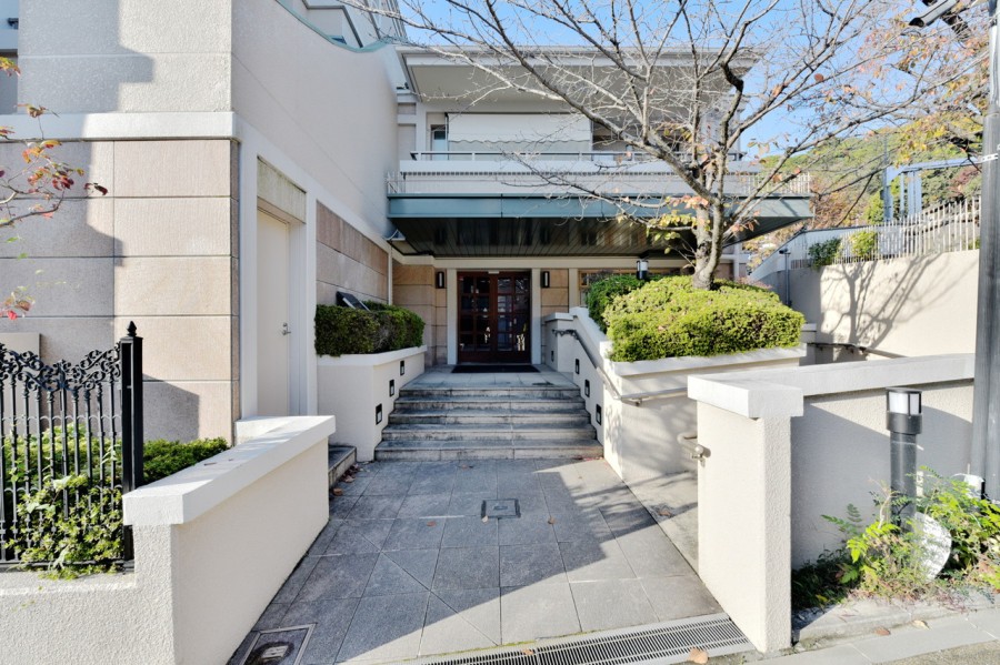 美しく植栽が整えられたエントランスは、重厚感がありながらも軽やかにゲストや家族を迎え入れてくれます。異人館通りとトアロードが交差する立地で、人々の目を引き付ける建物です。