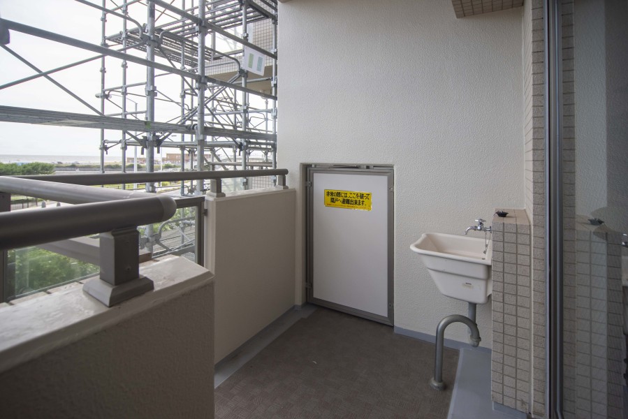 .スロップシンクがあり、お掃除もしやすいバルコニーです。