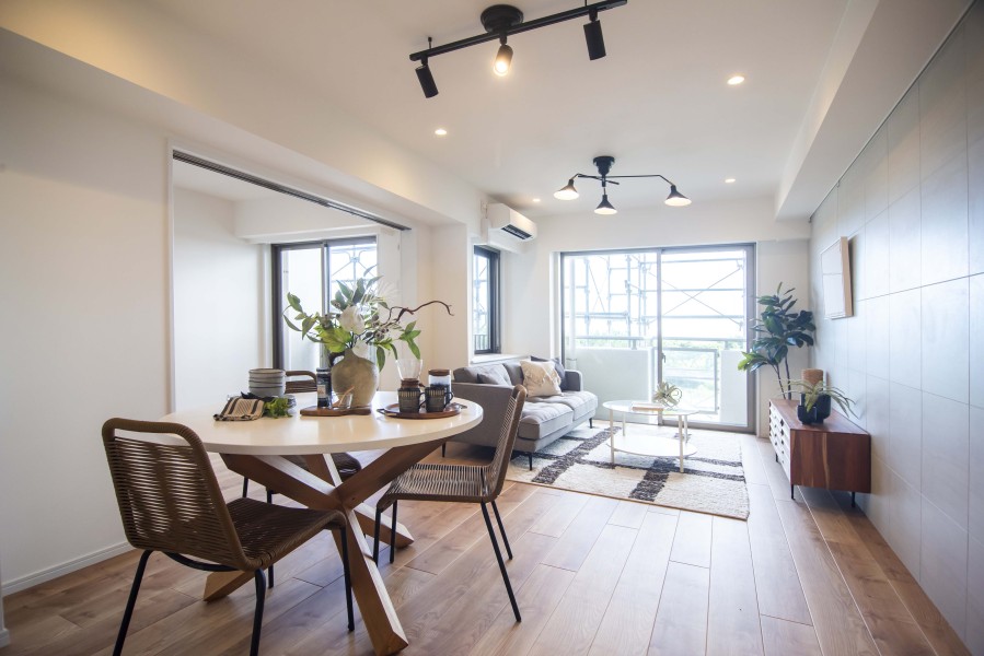 心がほっとする陽光が注がれるリビングダイニングは、開放感と安らぎを享受したのびやかな住空間です。お食事中も明るい日差しを感じながら過ごせそうです。