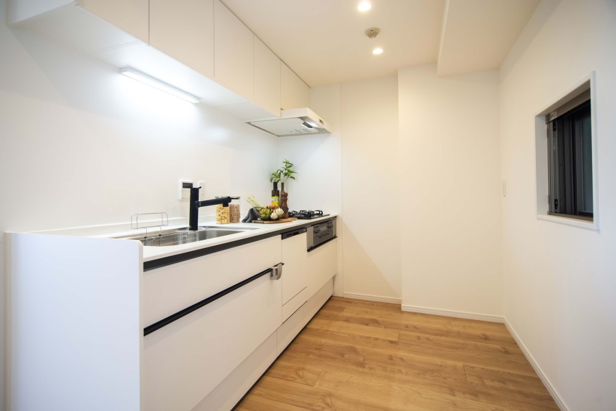 お部屋の雰囲気に溶け込むインテリアの一部のようなキッチンです。ホワイトの清潔感あるキッチンは飽きずに長く使えるデザインと、使い勝手を備えています。