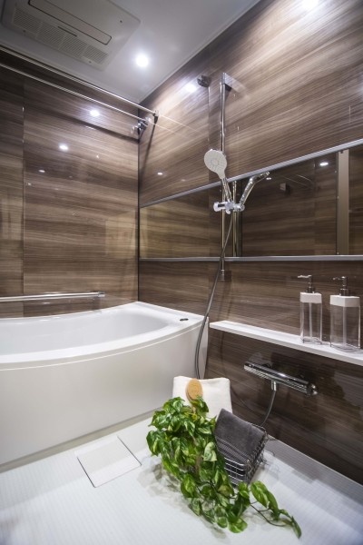 木目調のパネルがくつろぎと高級感を醸し出します。浴室をより広く見せる効果がある横長ミラーを採用。くつろぎのリラクゼーションタイムを心行くまでお楽しみいただけます。