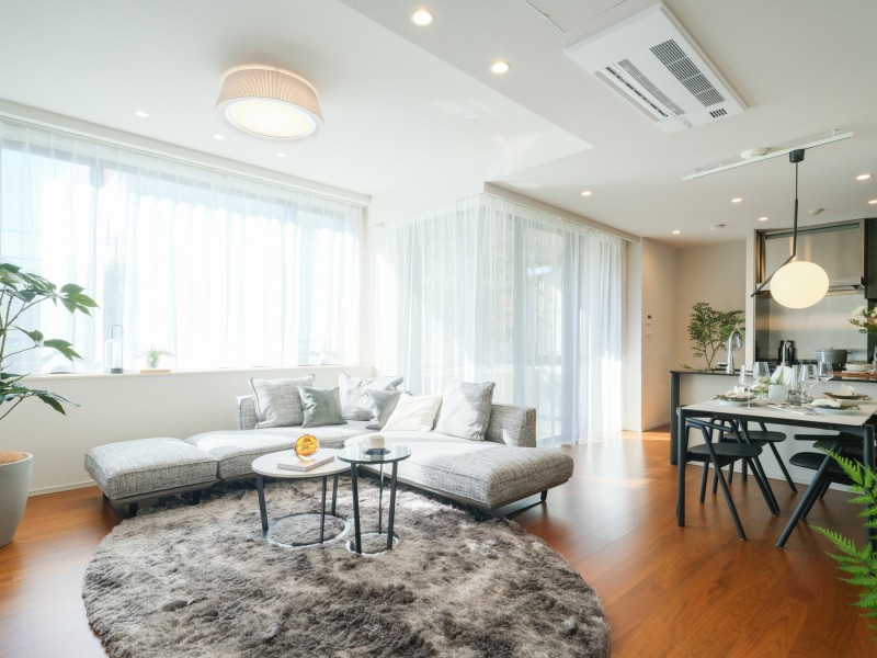 LDKは約23.8帖の広さがあり、大きな窓からたっぷりの光を取り込んだ明るく開放的なお部屋です。ご家族やお友達とまったりとお過ごしいただけます。