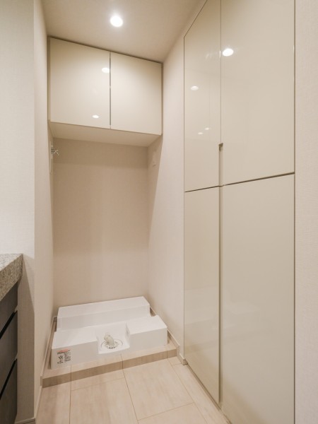 洗面室には高さのある収納棚があり、タオルやバスタオルといったリネン類やお掃除グッズなどたくさん収納することが可能です。