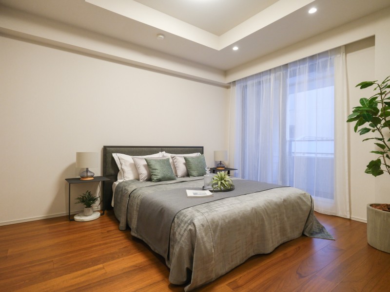 洋室1は約8.6帖の広さがあり、主寝室としても快適にお使いいただけます。LDと同じく天井が高く開放感のあるお部屋です。床暖房が敷設されています。