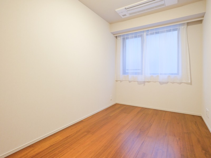 洋室3は約5.1帖の広さがあります。暖かな光が入りこむお部屋です。凹凸の少ない空間なので家具の配置しやすさは◎。テレワークや読書など落ち着いた時間を過ごすのにもぴったりなお部屋です。