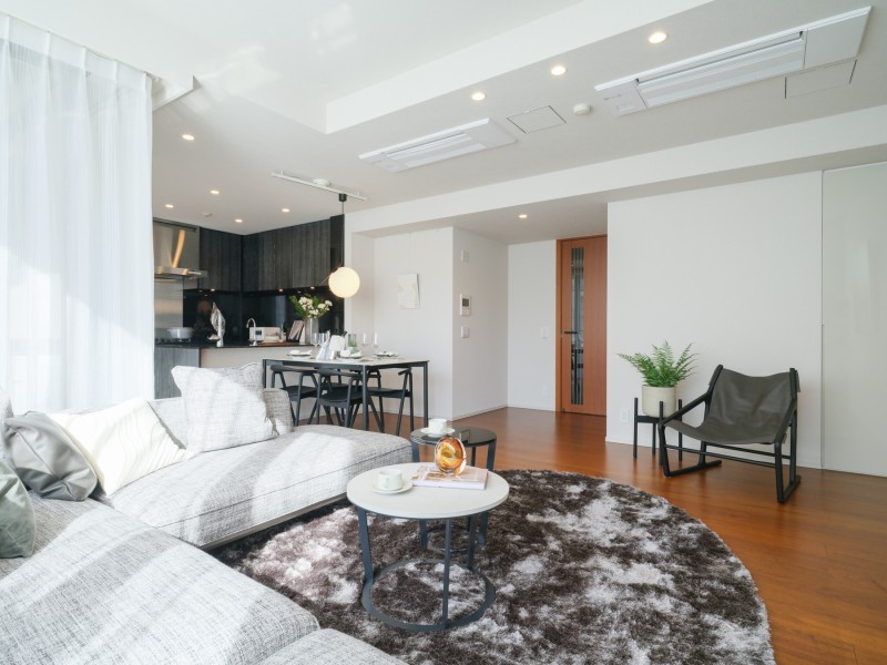 最大天井は2620mmの高さがあり、のびやかで洗練されたリビングダイニングです。LDには床暖房が設置されており、寒い季節でも快適にお過ごしいただけます。