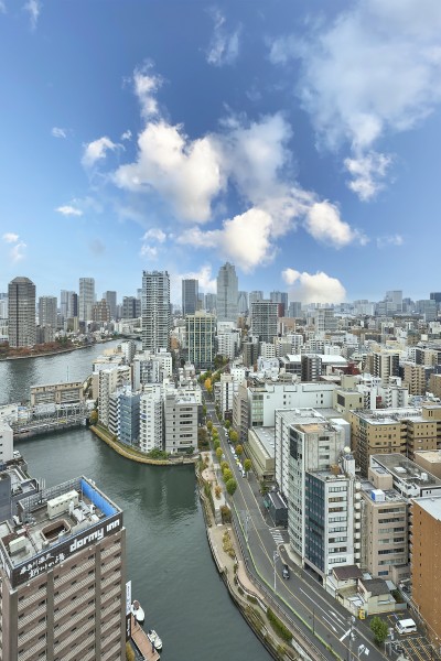 季節の移り変わりを感じることができる空と水面、都会ならではの風景を楽しむことが可能です。ゆとりのあるバルコニーのため、ご家族やお友達と並んでティータイムや晩酌タイムを堪能できます。