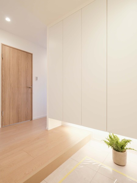 住まいの顔となる玄関は清潔感溢れる空間です。収納力をもつシューズボックスは、お手持ちの靴がたっぷり収納できそうです。