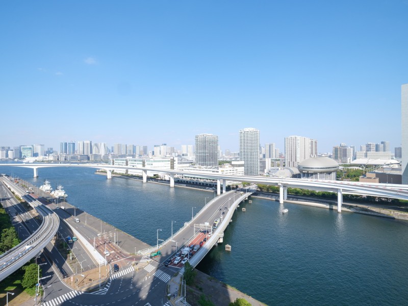 開放的な大空と凛とした水の潤いを湛え、胸のすく眺めが日常に。思わずほっと一息ついてしまうほどの心安らぐ眺望です。